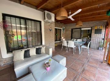 Casa · 131m² · 4 Ambientes · 2 Cocheras · Casa Funes Tres Dorm. con Pileta en Venta