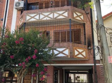 Departamento · 78m² · 4 Ambientes · 1 Cochera · Adrogue - Excelente Depto en Venta en Pleno Centro!
