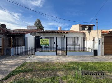 Casa · 167m² · 4 Ambientes · 3 Cocheras · Propiedad Multifamiliar en Alquiler de 4 Ambientes con Patio