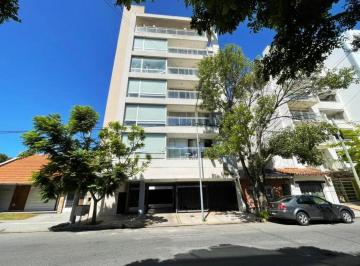 Departamento · 100m² · 4 Ambientes · 1 Cochera · Piso de 4 Ambientes. Zona Guemes. en Venta.
