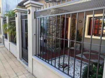Casa · 100m² · 3 Ambientes · 2 Cocheras · Venta Casa 3 Ambientes en Castelar