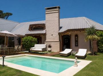 Foto1 · Casa en Venta - 4 Ddorm + Dependencia de Servicio