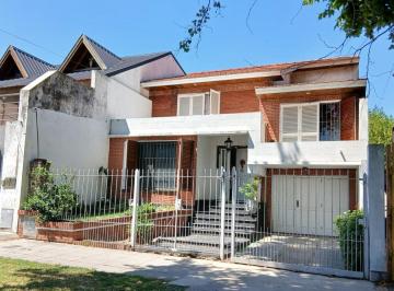 Casa · 193m² · 5 Ambientes · 3 Cocheras · Hermoso Chalet con Amplio Parque