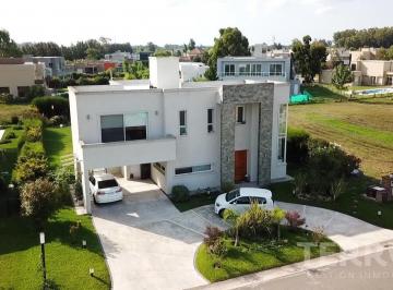 Casa · 238m² · 3 Dormitorios · Casa Venta Canning Barrio Don Joaquin