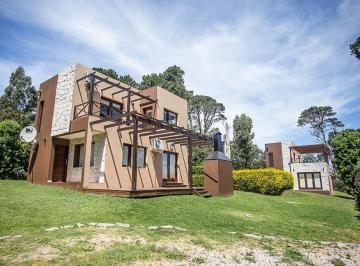 Casa · 160m² · 6 Ambientes · Dos Cabañas en Sierra de Los Padres, Ideal Para Renta.