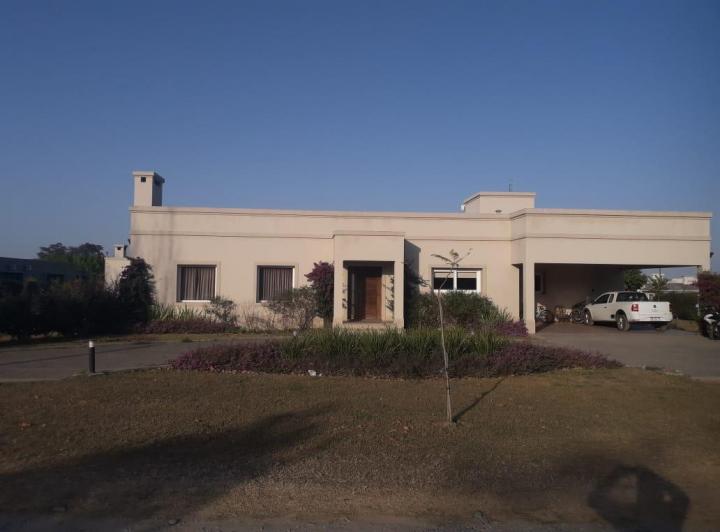 Casa · 300m² · 4 Ambientes · 2 Cocheras