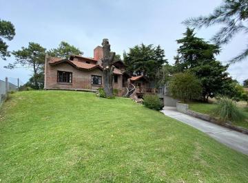 Casa · 220m² · 4 Ambientes · 1 Cochera · Chalet 4 Ambientes con Amplio Parque. Zona Golf Villa Gesell.