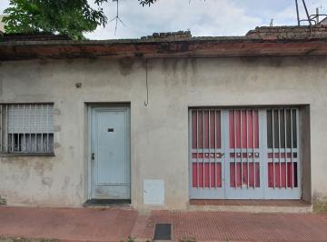 Casa · 102m² · 4 Ambientes · Casa - Alberdi - Reciclar