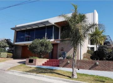 Casa · 290m² · 4 Ambientes · Se Vende Hermosa Propiedad en B° Becciu Excelentes Vistas