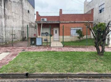 Casa · 170m² · 4 Ambientes · 1 Cochera · Casa con Departamento en Venta en Moron Sur