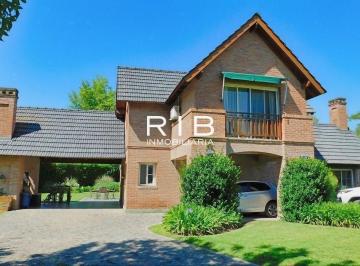 Casa · 240m² · 4 Ambientes · 3 Cocheras · Muy Linda Propiedad Sobre 1320 m² - Las Beatrices