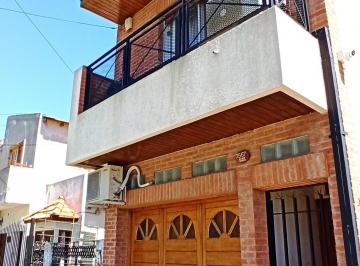 Casa de 4 ambientes, Lanús · Casa en Venta 3/4 Amb. 2 Baños, Cochera y Jardin con Parrilla Lanús O. Apta Credito. Rebajada!