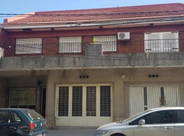 Casa · 140m² · 4 Ambientes · Casa en Alquiler 3 Dorm.! Impecable!