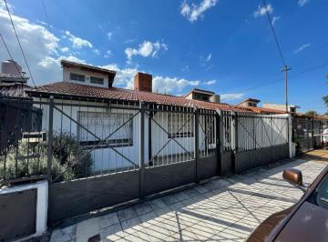 Casa de 5 ambientes, Lomas de Zamora · Hermoso Chalet en Venta con Amplio Jardín, Piscina y Cochera en Banfield