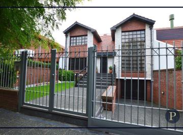 Casa · 320m² · 4 Dormitorios · Venta Imponente Chalet en San Carlos