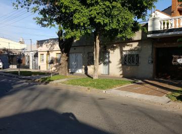 Casa de 3 ambientes, Lanús · Casa de Tres Ambientes con Cochera con Buen Potencial en Buena Ubicación