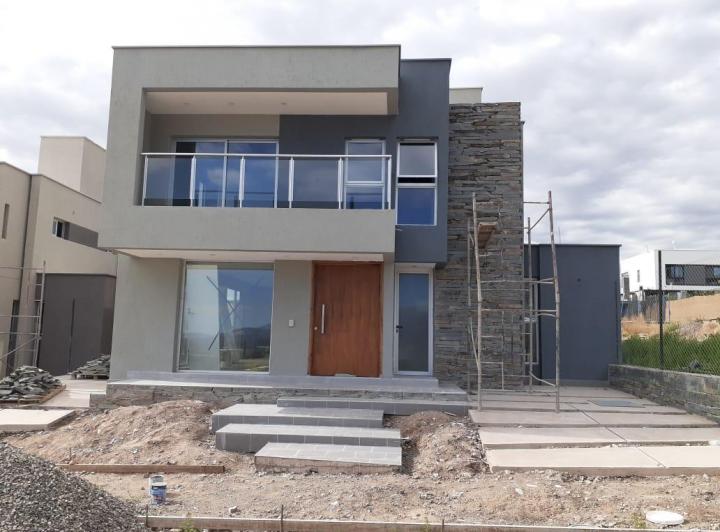 Casa · 263m² · 6 Ambientes · 2 Cocheras