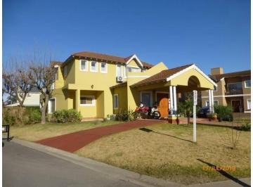 Casa · 180m² · 4 Ambientes · 1 Cochera · Excelente Casa en Lote Interno