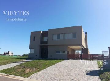 Casa · 200m² · 3 Dormitorios · 2 Cocheras · Casa en Venta en Barrio Privado Monet - a Estrenar