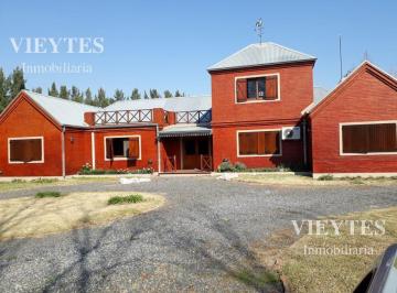 Casa · 450m² · 5 Dormitorios · 4 Cocheras · Casa en Venta en Colonia de Chacras