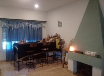 KNK-KNK-2100_2 · Casa 4 Ambientes con Cocheras Escucha Oferta