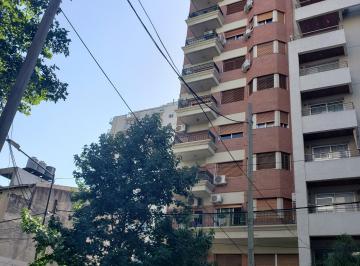 Garage , Lanús · Cochera Techada en Edificio, en Alquiler.