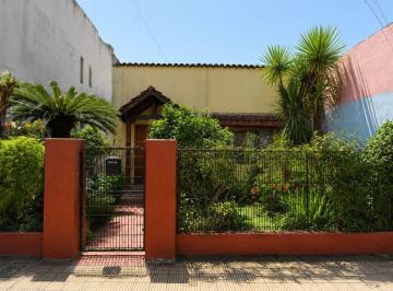 KNK-KNK-2262_2 · Lote 8.66 X 42.34 Centro de Villa Luzuriaga Escucha Oferta