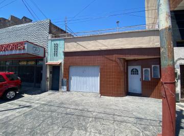 PH de 4 ambientes, Lanús · Hermoso PH 4 Ambientes con Patio, en Excelente Ubicación, Sobre Av Yrigoyen