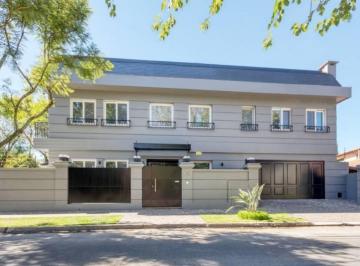 Casa · 427m² · 8 Ambientes · 2 Cocheras · Excelente Casa en Venta en Acassuso