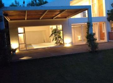 Casa de 10 ambientes, Neuquén · Ruth Yerio Inmobiliaria: Impecable Casa en Venta
