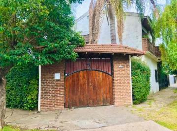 Casa · 130m² · 4 Ambientes · 1 Cochera · Chalet en Venta en Ituzaingo Norte