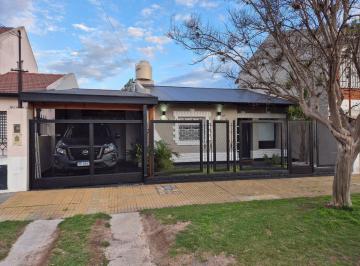 Casa · 99m² · 4 Ambientes · 1 Cochera · Excelente Chalet de 2 Dorm., Garage, Fondo Libre y Piscina. Banfield Este