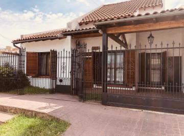 Casa · 162m² · 3 Ambientes · 1 Cochera · Lomas de Zamora - Impecable Chalet en Venta Nuevo Valor!