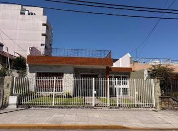 GEP-GEP-1099_2 · Casa 4 Ambientes Edificada Sobre Lote de 300 m². Impecable Estado