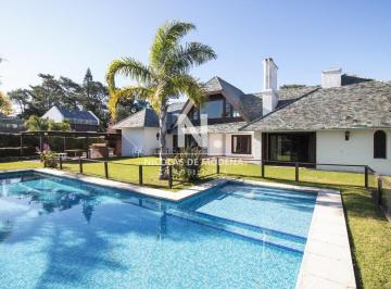 Foto1 · Venta de Casa de 4 Dorm. Más Dependencia y Hermosa Piscina con Gran Parque en Playa Mansa, Pun