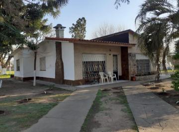 Casa · 323m² · 7 Ambientes · Venta Casa Chalet con Pileta Amplio Terreno (B° Puente Gallego)