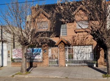 Casa · 240m² · 5 Ambientes · 2 Cocheras · En Venta en El Palomar Hermoso Chalet en Dos Plantas Sobre Calle Pampa a Al 900; Sobre Lote 10x44; C