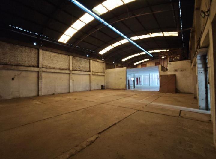 Bodega-Galpón · 1100m² · 10 Ambientes · 6 Cocheras