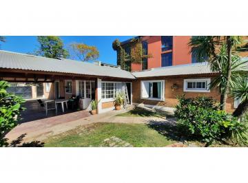 Casa · 134m² · 6 Ambientes · 2 Cocheras · Casa Céntrica con 2 Locales Integrados