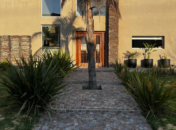 Casa · 245m² · 6 Ambientes · 2 Cocheras