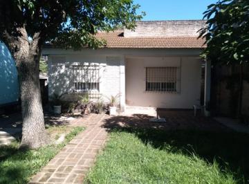 Casa · 80m² · 3 Ambientes · 1 Cochera · Casa 3 Amb. con Patio, Jardin y Cochera!