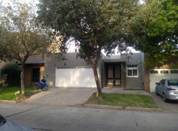 Casa · 123m² · 2 Dormitorios · 2 Cocheras · Casa - Barrio El Bosque