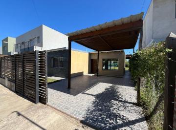 Casa · 120m² · 3 Ambientes · 2 Cocheras · Acequias del Aire - Casa 2 Dorm con Pileta