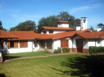 Casa · 588m² · 8 Ambientes · 2 Cocheras · Gran Residencia de Estilo Colonial en "Las Farolas"