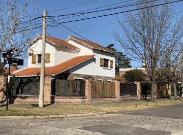 Casa · 195m² · 3 Ambientes · 2 Cocheras · Venta Casa Chalet 2 Dorm. 2 Baños Cochera Pileta Fisherton