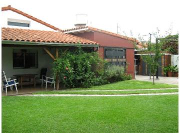 Casa · 220m² · 4 Ambientes · 1 Cochera · Casa Sobre 2 Lotes, 3 Dorm., Parque y Pileta.