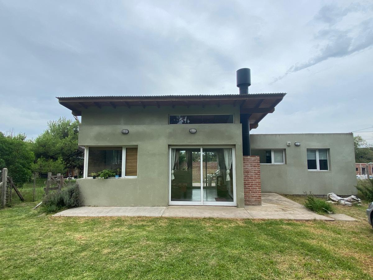 Moderna y calida a la vez, la casa esta ubicada sobre un lote de 515 m2