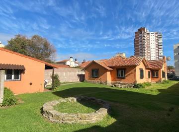 Casa · 239m² · 6 Ambientes · 1 Cochera · Casa en Miramar con Amplio Parque