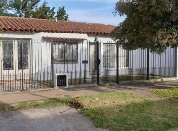 Casa · 340m² · 3 Ambientes · 2 Cocheras · Casa con Fondo y Garage Pasante! Bajo de Valor!