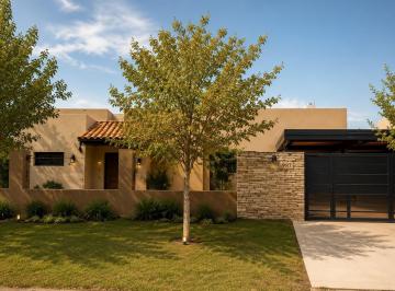 Casa · 170m² · 6 Ambientes · 3 Cocheras · Casa en Una Planta - 4dorm. Hostal del Sol - Fisherton